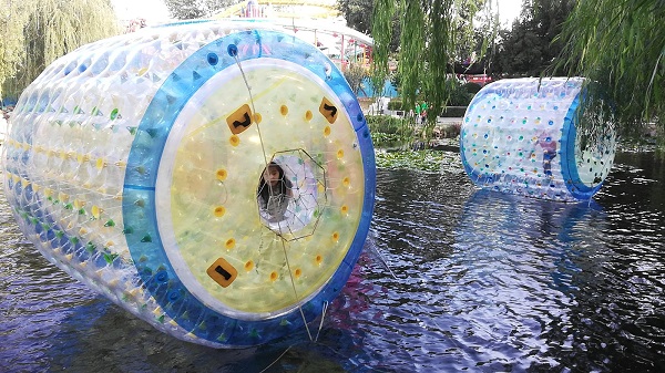 Kids having fun at the Dalian Labor Park. 