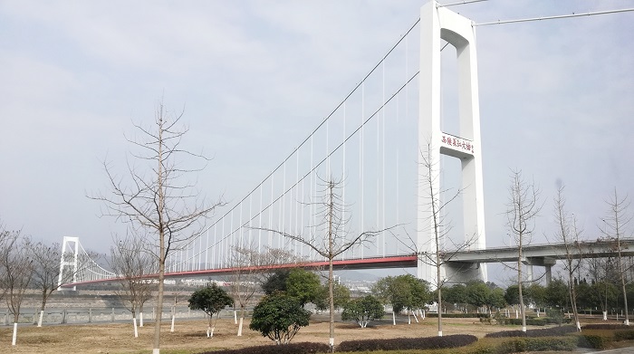 The Xiling Yangtze River Bridge on the Yangtze River (we crossed the Yangtze river via this bridge).