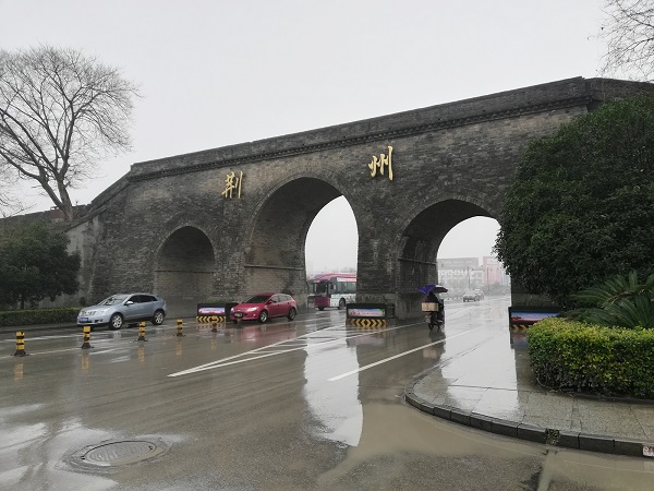 Jingzhou City Wall and traffic flow. 