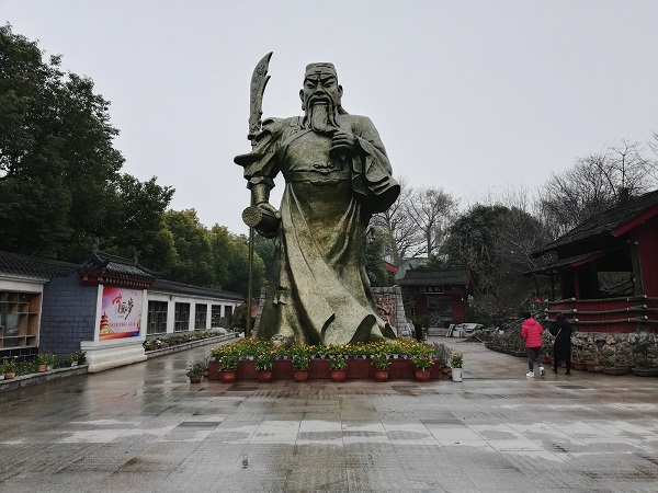 A massive statue in the Guan Yuzhen temple. 