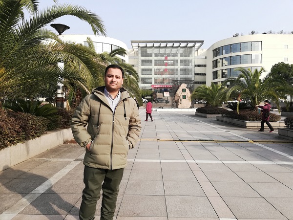 I got a photo at San Xia University’s library building. 
