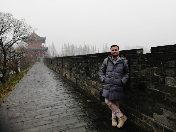 Exploring the Jingzhou city wall.