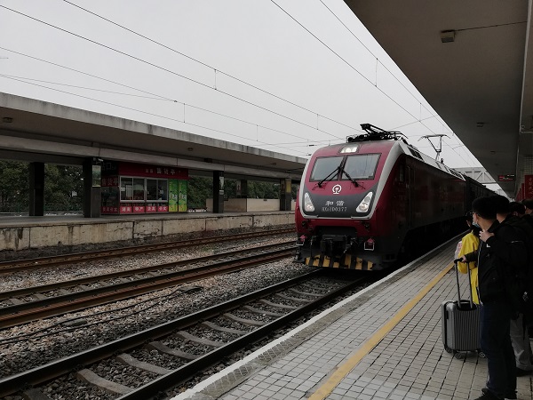 My Yueyang-Changsha train arriving at the Yueyang Railway Station.