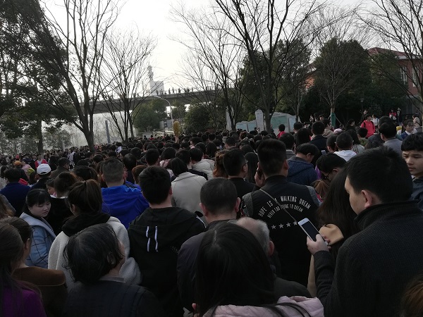 Problems in Changsha – very poor crowd management system at the Orange Island (no bus station).