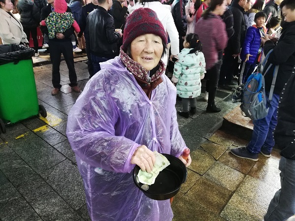 A very pushy beggar in the Pozi Street, Changsha. 