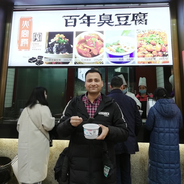 Pozi Street – eating fried stinky tofu (RMB 10/bowl).