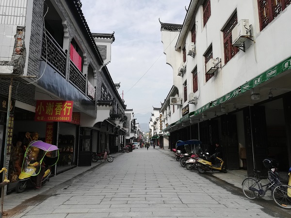 Hengshan city streets – I was walking from the Zhusheng Temple to Nanyue Temple.