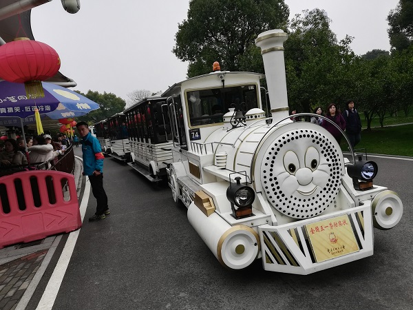 A sightseeing car on the Orange Island, RMB 20. 