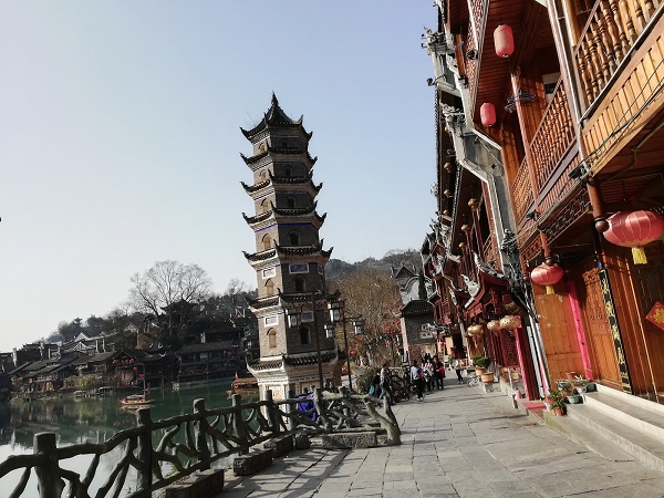 A scenic walk along Fenghuang’s Tuo River (沱江).
