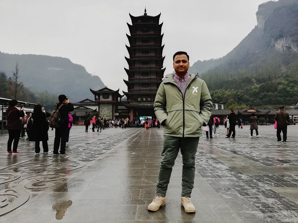 At the entrance gate of Wulingyuan.