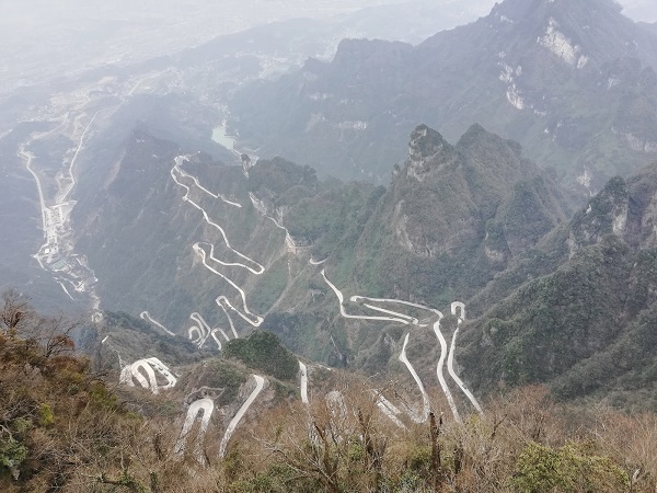 The views of the roads on Tianmen shan. 